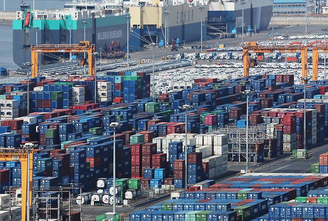 경기도 평택항에 컨테이너가 쌓여있는 모습. [연합]