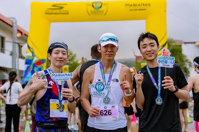 스포츠케이션의 명소로 거듭나고 있는 사이판. 사진 마라톤을 뛴 가수 션(가운데)과 러닝리더들
