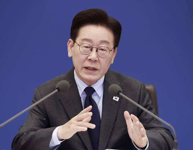 이재명 대통령이 24일 청와대에서 열린 국무회의에서 발언하고 있다. [연합]