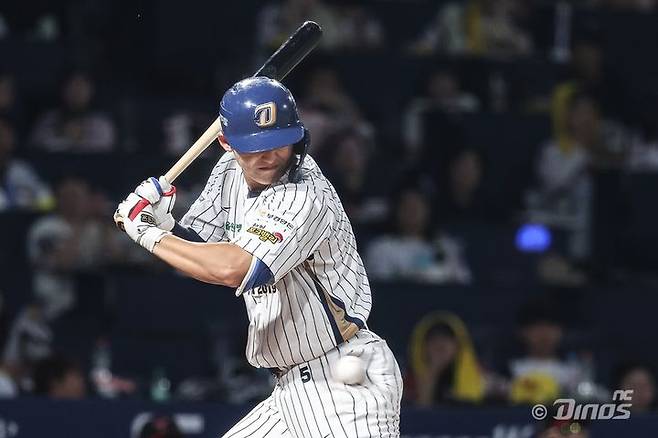 [서울=뉴시스] 프로야구 NC 다이노스 서호철이 24일 창원NC파크에서 열린 2025 신한 쏠뱅크 KBO리그 LG 트윈스전에서 백승현의 공에 몸을 맞고 있다. (사진=NC 다이노스 제공) 2025.09.24. *재판매 및 DB 금지