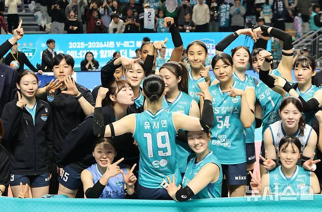 [서울=뉴시스] 황준선 기자 = 18일 서울 중구 장충체육관에서 열린 2025-2026 V-리그 여자부 현대건설 힐스테이트 배구단과 GS칼텍스 서울KIXX의 경기, 세트스코어 3-0으로 승리하며 준플레이오프 진출을 확정지은 GS칼텍스 선수들이 기념촬영 하고 있다. 2026.03.18. hwang@newsis.com