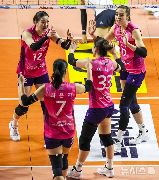 [인천=뉴시스] 정병혁 기자 = 13일 인천 부평구 인천삼산월드체육관에서 열린  2025-2026 프로배구 V리그 여자부 흥국생명과 한국도로공사의 경기, 흥국생명 선수들이 기뻐하고 있다. 2026.03.13. jhope@newsis.com