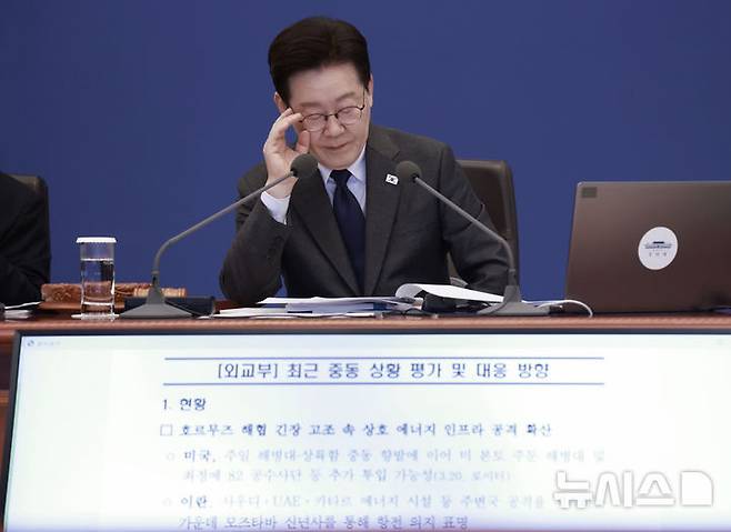 [서울=뉴시스] 최동준 기자 = 이재명 대통령이 24일 청와대에서 열린 국무회의에서 자료를 살펴보고 있다. 2026.03.24. photocdj@newsis.com