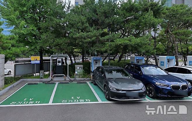 [성남=뉴시스]성남 분당구청 야외 주차장 전기차 충전 구역 사진=성남시 제공  2026.01.28.photo@newsis.com