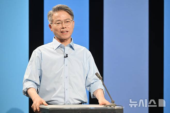 [광주=뉴시스] 이영주 기자 = 더불어민주당 전남광주통합특별시장 경선 후보인 민형배 의원이 17일 오후 광주 남구 광주MBC 스튜디오에서 열린 민주당 전남광주특별시장 A조 경선 토론회에서 발언하고 있다. 2026.03.17. leeyj2578@newsis.com