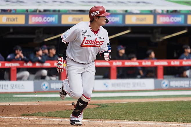 [서울=뉴시스] 프로야구 SSG 랜더스 고명준이 24일 인천 SSG랜더스필드에서 열린 2026 신한 쏠 KBO리그 시범경기 롯데 자이언츠전에서 홈런을 치고 있다. (사진=SSG 랜더스 제공) 2026.03.24. *재판매 및 DB 금지