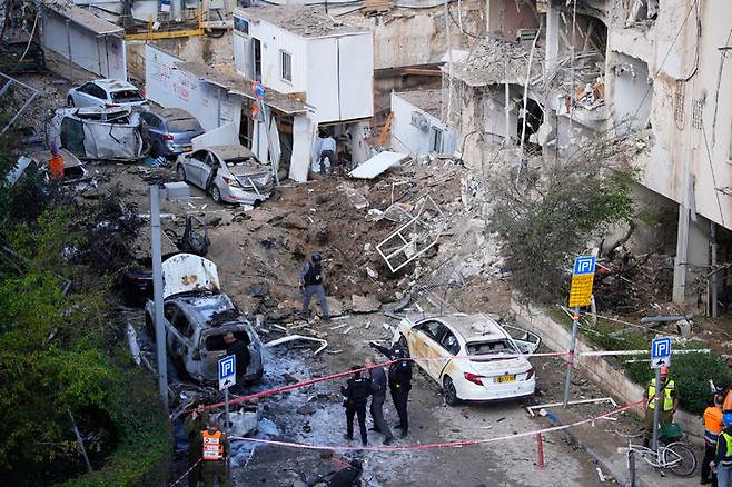 [텔아비브=AP/뉴시스] 24일(현지 시간) 이스라엘 텔아비브에서 이스라엘 보안군과 구조대가 이란의 미사일 공격 피해 현장을 조사하고 있다. 2026.03.24.