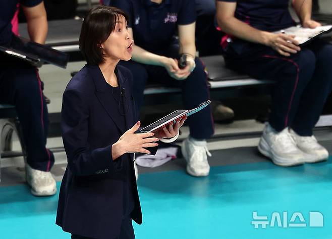 [서울=뉴시스] 이영환 기자 = 24일 오후 서울 중구 장충체육관에서 열린 2025-2026 V-리그 여자부 준플레이오프(준PO) GS칼텍스와 흥국생명의 경기, 흥국생명 요시하라 토모코 감독이 작전 지시를 하고 있다. 2026.03.24. 20hwan@newsis.com