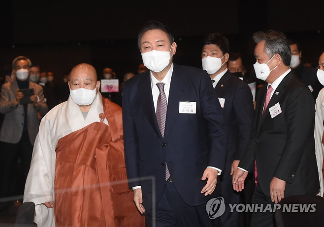 2022년 1월 17일 윤석열 국민의힘 대선 후보가 서울 중구 신라호텔에서 열린 불교리더스포럼 제5기 출범식에 참석했다. 김건희 특검은 이날 나온 윤석열의 건진법사 관련 발언을 허위로 판단해 재판에 넘겼다. (출처: 국회사진기자단)