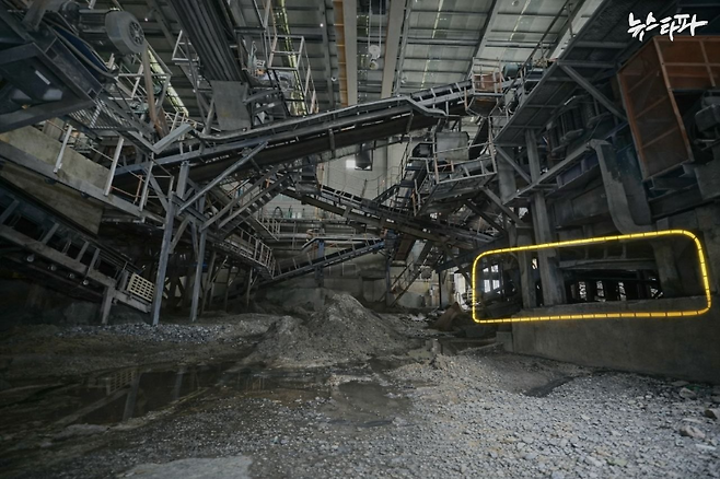 취재진이 14일 촬영한 경기도 이천 중앙산업 공장의 내부 모습. 공장 내부에 돌을 운반하는 대형 컨베이어벨트가 가득 설치돼 있지만, 안전을 위한 방호울, 덮개, 펜스 등은 찾아볼 수 없다. 노란색으로 표시한 부분은 뚜안 씨의 사망 추정 구역이다.&nbsp;