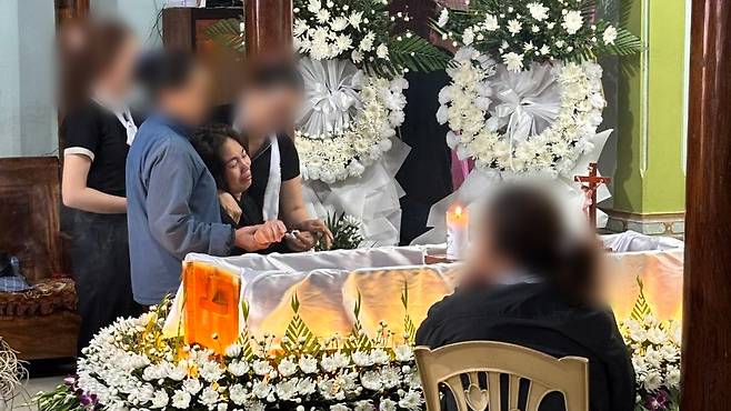 뚜안 씨의 고향인 베트남 ‘응에안성 떤끼현(Nghệ An, Tân Kỳ)’에서 열린 뚜안 씨 추모식. 뚜안 씨의 어머니가 아들의 유골함을 보며 울고 있다. 사진 : 뚜안 씨 친구 제공