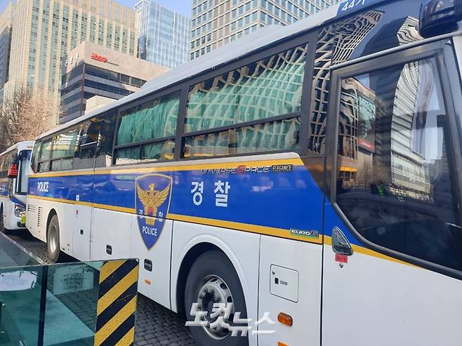 청계천 부근 세워져 있던 경찰 버스. 김수정 기자