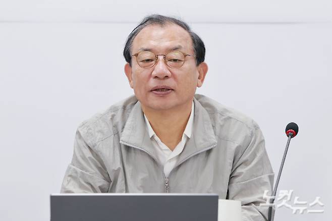 국민의힘 이정현 공천관리위원장이 22일 서울 영등포구 여의도 국민의힘 중앙당사에서 열린 서울시장 후보 면접을 앞두고 발언하고 있다. 황진환 기자