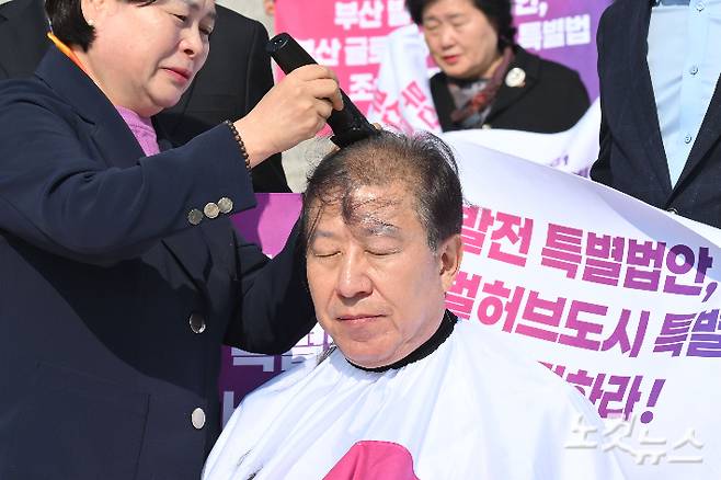 박형준 부산시장이 23일 서울 여의도 국회 본관 앞에서 '부산 글로벌허브도시 조성에 관한 특별법안' 제정을 촉구하며 삭발하고 있다. 윤창원 기자
