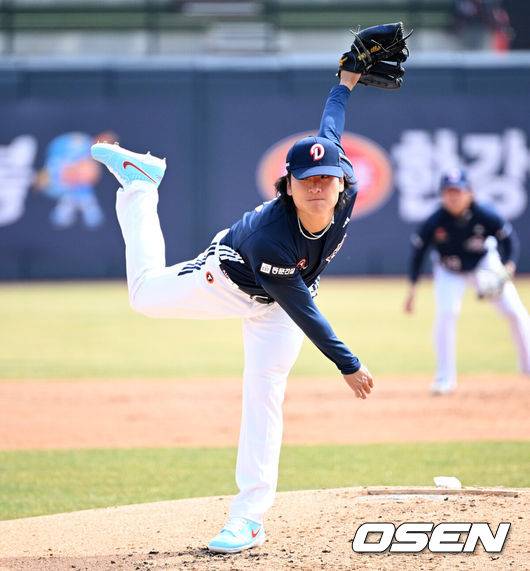 [OSEN=수원, 이대선 기자] 23일 경기도 수원 KT위즈파크에서 ‘2026 신한 SOL KBO리그’ 시범경기 KT 위즈와 두산 베어스의 경기가 열렸다.시범경기는&nbsp;오는 24일까지 각 팀당 12경기씩 총 60경기가 펼쳐진다.1회말 무사에서 두산 선발투수 곽빈이 역투하고 있다. 2026.03.23 / sunday@osen.co.kr