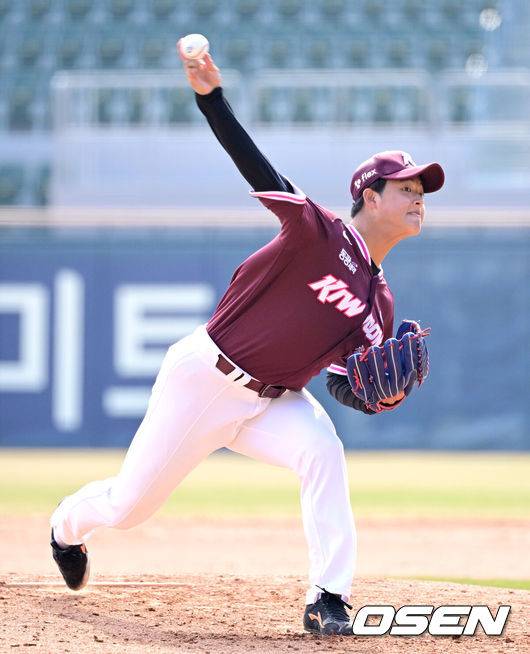 [OSEN=잠실, 최규한 기자] 23일 서울 잠실야구장에서 ‘2026 신한 SOL KBO리그’ LG 트윈스와 키움 히어로즈의 시범경기가 열렸다.홈팀 LG는 라클란 웰스, 방문팀 키움은 하영민을 선발로 내세웠다.7회말 마운드에 오른 키움 투수 박준현이 힘차게 공을 뿌리고 있다. 2026.03.23 / dreamer@osen.co.kr