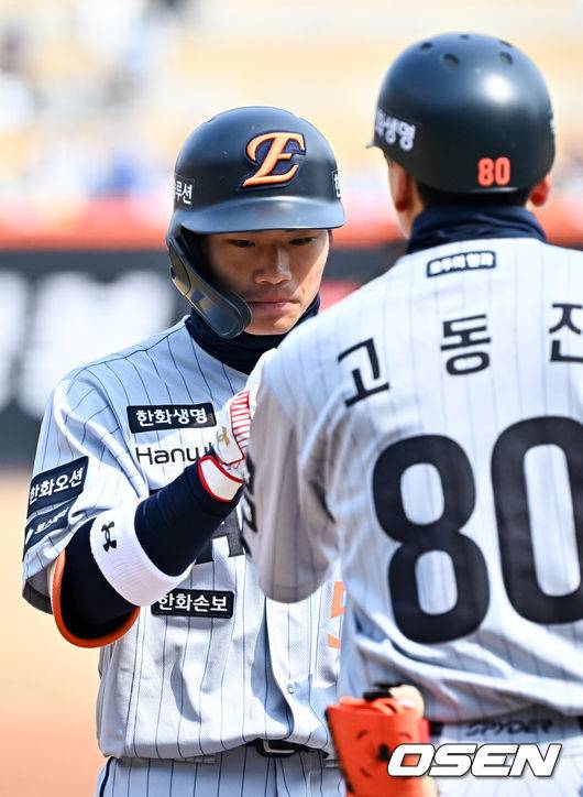 [OSEN=대전, 민경훈 기자] 12일 대전 한화생명볼파크에서 2026 신한 SOL KBO리그 시범경기 한화 이글스와 삼성 라이온즈의 경기가 열렸다.시범경기는&nbsp;오늘(12일)부터&nbsp;오는 24일까지 진행되며, 각 팀이 12경기씩 치러 총 60경기가 펼쳐진다.1회말 한화 선두타자 오재원이 좌중간 안타를 때린 후 1루에서 기뻐하고 있다. 2026.03.12 /rumi@osen.co.kr