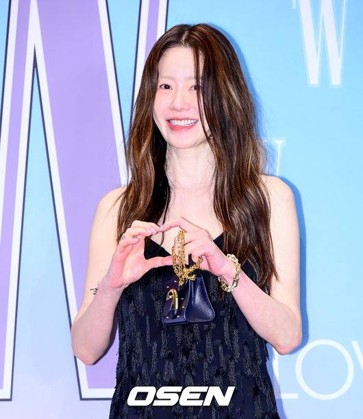 [OSEN=지형준 기자] 15일 서울 종로구 당주동 포시즌스 호텔 서울에서 더블유 코리아 제20회 유방암 인식 향상 캠페인 자선 포토 행사가 열렸다.이날 TXT 수빈, 고수, 고현정, 공명, 그레이, 김민하, 김세정, 김영광, 김영대, 김지석, 노상현, 노정의, 덱스, 르세라핌(채원, 카즈하), 몬스타엑스(형원, 셔누), 문소리, 바밍타이거, 박규영, 박은빈, 박재범, 방탄소년단 RM, 제이홉, 뷔, 변우석, 수현, 스트레이키즈(방찬, 승민), 아이들(미연, 민니, 소연, 슈화, 우기), 아이브 레이, 안유진, 장원영, 아일릿(윤아, 모카, 민주, 원희, 이로하), 에스파(카리나, 윈터, 지젤, 닝닝), 엔믹스(해원, 설윤), 엔하이픈(성훈, 제이크), 엔하이픈(정원), 엘리스, 올데이프로젝트(애니, 타잔, 베일리, 영서, 우찬), 우원재, 원지안, 이동휘, 이민호, 이수지, 이수혁, 이영애, 이유미, 이준혁, 이준호, 이채민, 임수정, 임지연, 있지(예지, 유나), 장윤주, 전소니, 전소미, 전여빈, 정려원, 정해인, 조유리, 추영우, 코드쿤스트, 크리스탈, 키키(지유, 이솔, 수이, 하음, 키야), 태양, 하정우, 화사, 효연 등이 참석했다.고현정이 포즈를 취하고 있다. 2025.10.15. /jpnews@osen.co.kr