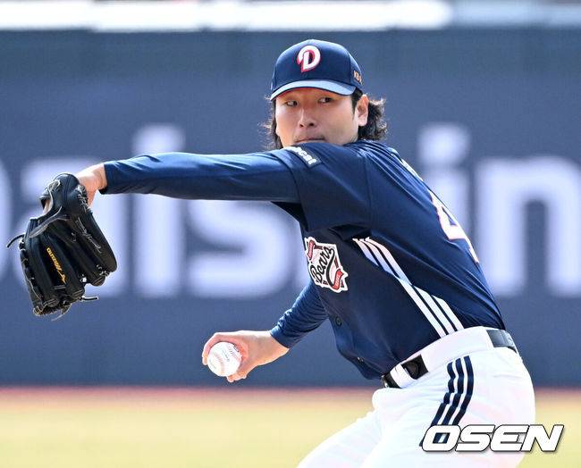 [OSEN=수원, 이대선 기자] 23일 경기도 수원 KT위즈파크에서 ‘2026 신한 SOL KBO리그’ 시범경기 KT 위즈와 두산 베어스의 경기가 열렸다.시범경기는&nbsp;오는 24일까지 각 팀당 12경기씩 총 60경기가 펼쳐진다.1회말 무사에서 두산 선발투수 곽빈이 역투하고 있다. 2026.03.23 / sunday@osen.co.kr