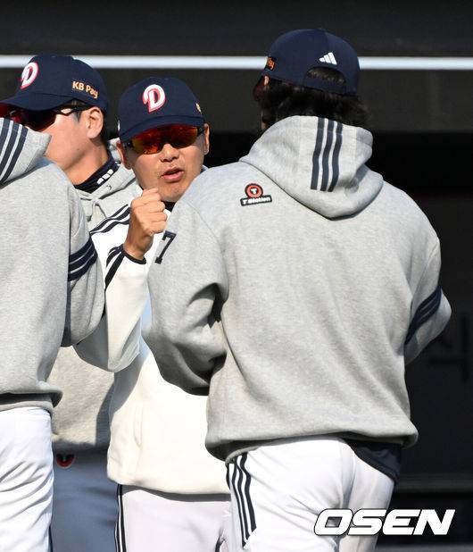 [OSEN=수원, 이대선 기자] 두산이 화끈한 장타쇼와 돌아온 에이스의 역투를 앞세워 마법사군단을 꺾었다.프로야구 두산 베어스는 23일 수원KT위즈파크에서 열린 2026 KBO리그 시범경기에서 KT 위즈를 12-7로 제압했다.두산은 시범경기 7승 1무 3패, 3연승 상승세가 끊긴 KT는 4승 2무 5패가 됐다.경기 종료 후 두산 김원형 감독이 곽빈과 승리의 기쁨을 나누고 있다. 2026.03.23 / sunday@osen.co.kr