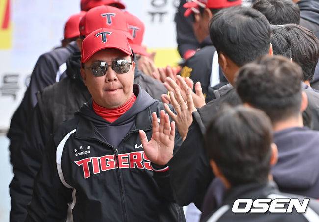 [OSEN=대구, 이석우 기자] 24일 대구삼성라이온즈파크에서 2026 신한 SOL KBO 리그 시범경기 삼성 라이온즈와 KIA 타이거즈의 경기가 열렸다. 홈팀 삼성은 오러클린이, 방문팀 KIA는 아담 올러가 선발 출전했다. KIA 타이거즈 이범호 감독이 2-1로 승리한 후 코치들과 기쁨을 나누고 있다. 2026.03.24 / foto0307@osen.co.kr