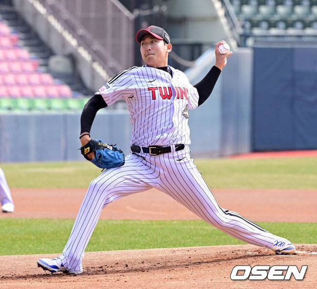 [OSEN=잠실, 지형준 기자] 24일 서울 잠실야구장에서 ‘2026 신한 SOL KBO리그’ LG 트윈스와 키움 히어로즈의 시범경기가 열렸다.KBO리그 시범경기는 이날 마지막으로 마치고 오는 28일 잠실(KT-LG), 대전(키움-한화), 문학(KIA-SSG), 대구(롯데-삼성), 창원(두산-NC) 구장에서 2연전으로 대장정의 막을 올린다.1회초 LG 손주영이 역투하고 있다. 2026.03.24&nbsp;/ jpnews@osen.co.kr