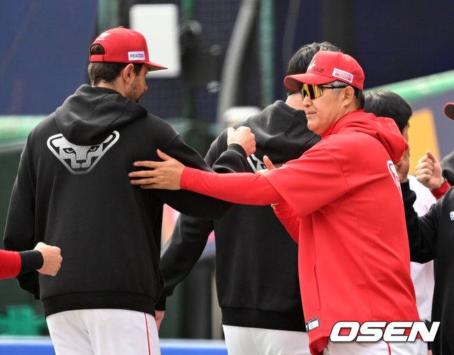 [OSEN=인천, 이대선 기자] 프로야구 SSG 랜더스가 화끈한 홈런쇼를 선보이며 시범경기 최종전을 마무리했다.&nbsp;SSG는 24일 인천 SSG랜더스필드에서 열린 ‘2026 신한은행 SOL Bank KBO리그’ 롯데 자이언츠와의 시범경기 최종전에서 6-3으로 승리했다.&nbsp;경기 종료 후 SSG 이숭용 감독이 베니지아노와 승리의 기쁨을 나누고 있다. 2026.03.24 / sunday@osen.co.kr