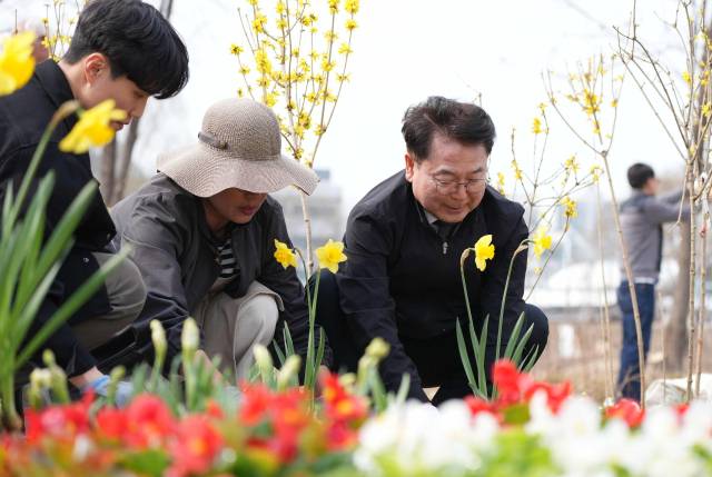 ▲시민과 함께하는 오래뜰정원 가꾸기. ⓒ춘천시