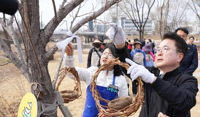 ▲시민과 함께하는 오래뜰정원 가꾸기. ⓒ춘천시