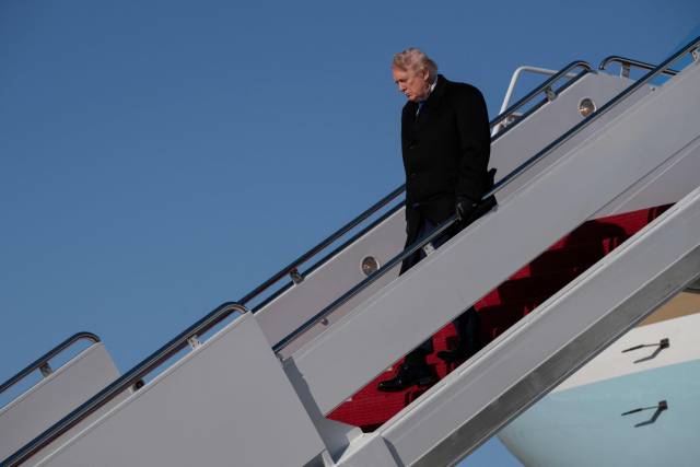 ▲23일(현지시간) 미국 메릴랜드주 앤드루스합동기지에 도착한 도널드 트럼프 미국 대통령이 전용기(에어포스원)에서 내리고 있다. ⓒAFP=연합뉴스