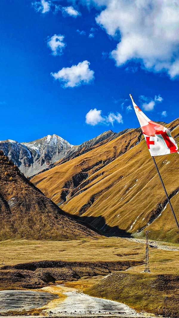 고봉 위로 흰 눈을 머리에 이고 있는 설산이 더 가깝게 보인다.