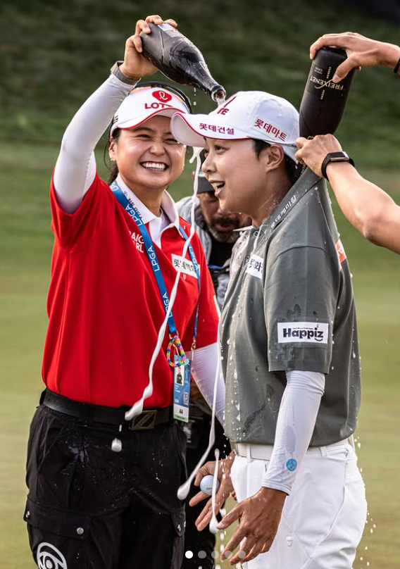 김효주가 23일(한국시간) LPGA 투어 포티넷 파운더스컵 우승 직후 동료들의 샴페인 세리머니를 받고 있다. LPGA 투어 SNS