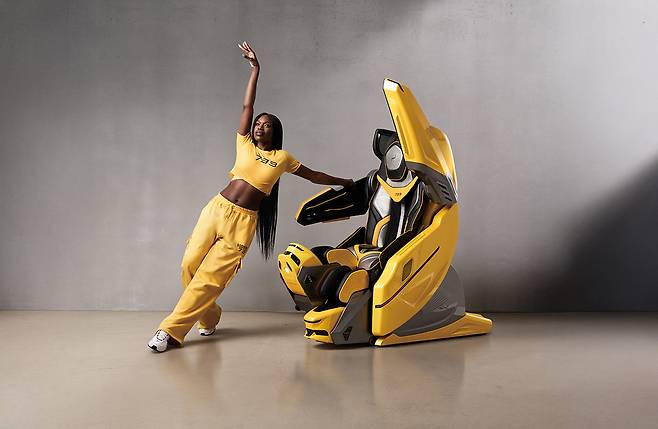 바디프랜드의 웨어러블 인공지능(AI) 헬스케어 로봇 ‘733’과 안무가 카니의 모습. 바디프랜드 제공