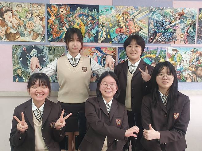 웹툰 ‘부천살다’를 시 블로그에 게재하고 있는 경기예술고교 3학년 이채연·오서현·황세연·정세은·양서연 학생(왼쪽부터). 강승훈 기자