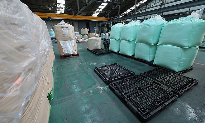 비어가는 원료 창고 24일 경기 안산시의 한 플라스틱 필름 제조 공장 내 원료창고가 듬성듬성 비어 있다. 중동 정세 불안으로 나프타(납사) 수급에 차질이 생기자 국내 석유화학 업체들이 플라스틱과 합성섬유 등에 쓰이는 에틸렌을 감산했고, 플라스틱 가공업체들이 어려움에 부닥쳤다. 안산=연합뉴스