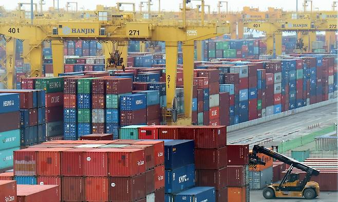 인천 연수구 인천신항에서 컨테이너 상·하역 작업이 이뤄지고 있다. 뉴스1