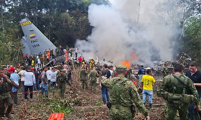 절박한 수색 23일(현지시간) 콜롬비아 푸투마요주 푸에르토레기사모의 공군 수송기 추락 현장에서 군과 구조대원이 구조 작업을 벌이고 있다. 콜롬비아군은 이번 사고로 최소 66명이 사망했다고 밝혔다. 푸에르토레기사모=EPA연합뉴스