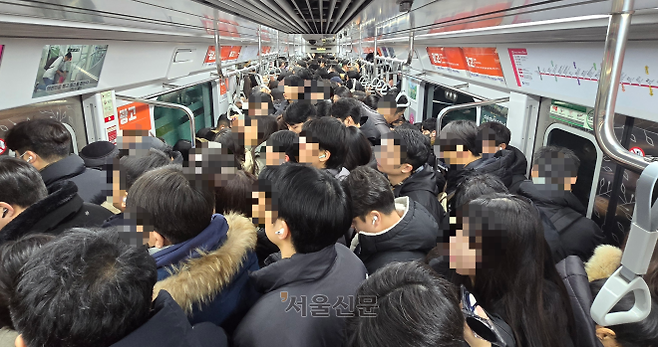 서울 시내버스가 전면 파업에 돌입한 13일 서울 시내를 운행 중인 출근길 지하철이 혼잡한 모습을 보이고 있다. 서울시는 혼잡 시간대 지하철을 추가 운행하는 등 시민 불편을 최소화하겠다고 밝혔다. *기사와 관련 없음. 2026.1.13 이지훈 기자