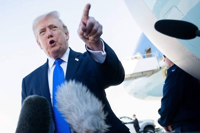 도널드 트럼프 미국 대통령이 23일(현지시간) 플로리다주 웨스트팜비치 국제공항에서 에어포스원에 탑승하기 전 기자들에게 발언하고 있다. 2026.3.23 웨스트팜비치 AFP 연합뉴스