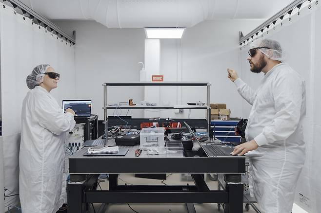 프랑스 양자기업 파스칼 엔지니어가 9일(현지 시간) 마시팔레조 본사 연구실에서 양자컴퓨터를 연구하고 있다.  /사진제공=파스칼