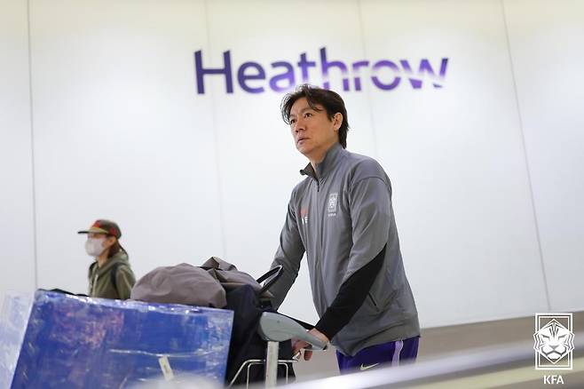 홍명보 축구대표팀 감독이 23일(현지 시간) 오후 영국 런던 히스로 공항에 도착해 밀턴킨즈의 숙소로 이동하고 있다. 사진 제공=대한축구협회
