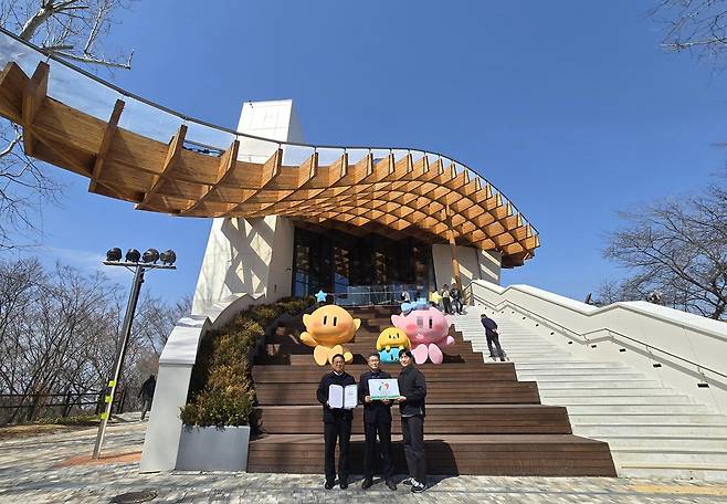 대전도시공사 임직원이 한국부동산원으로부터 장애물 없는 생활환경(BF·Barrier-Free) 본인증 우수등급으로 획득한 뒤 보문산 목조전망대 앞에서 기념촬영을 하고 있다. 사진제공=대전도시공사