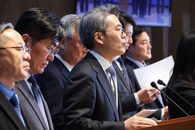 더불어민주당 초선의원 모임 김기표 의원 등이 지난 16일 국회 소통관에서 기자회견을 열고 윤석열정권 정치검찰 조작기소 진상규명을 위한 국정조사 추진을 촉구하고 있다. ⓒ시사저널 박은숙