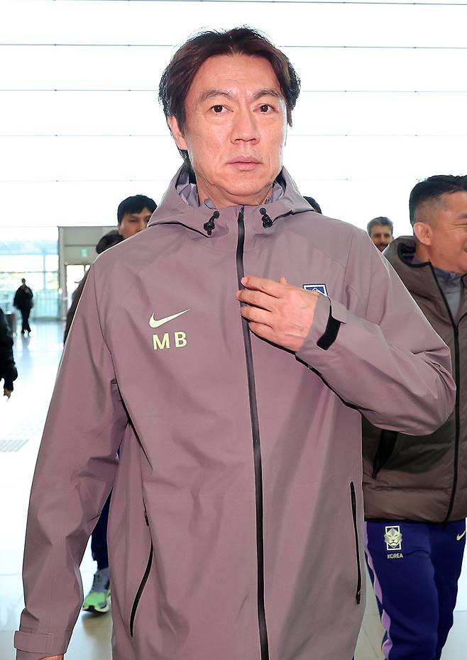 홍명보 축구대표팀 감독이 코트디부아르~오스트리아와 유럽 원정 A매치 2연전을 치르기 위해 23일 인천국제공항을 통해 영국 런던으로 출국하고 있다. 인천국제공항｜뉴시스
