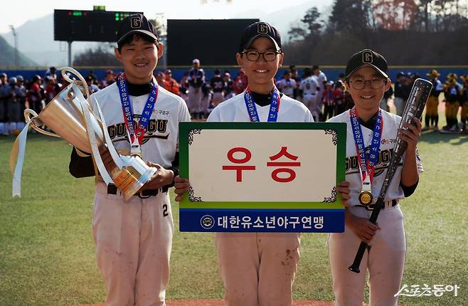 구로구유소년야구단이 2일 끝난&nbsp;제9회 스톰배 전국유소년야구대회에서 유소년리그(U-13) 청룡 우승을 차지했다. 사진 제공｜대한유소년야구연맹