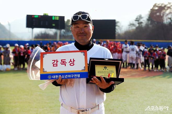 구로구유소년야구단을 제9회 스톰배 전국유소년야구대회&nbsp;U-13 청룡 우승으로 이끈 김덕환 감독. 사진 제공｜대한유소년야구연맹