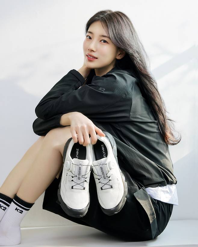 K2의 신발 기술력이 집약된 하이킹화 ‘플라이하이크 스카이’를 선보이는 모델 수지.             사진제공 ｜ K2