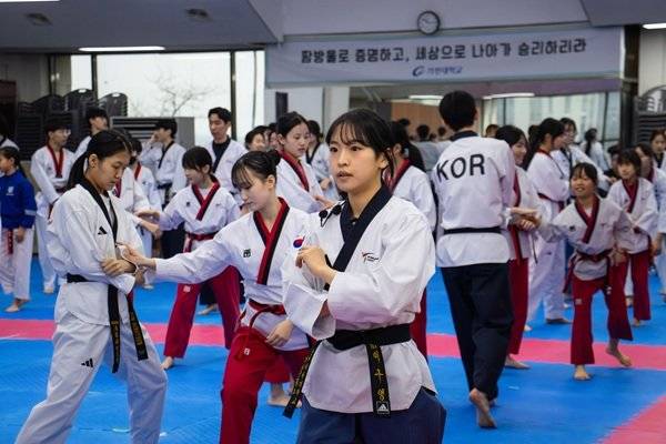 시범 코칭에 집중하는 참가자들. 사진제공｜윈윈 스포츠 컴퍼니