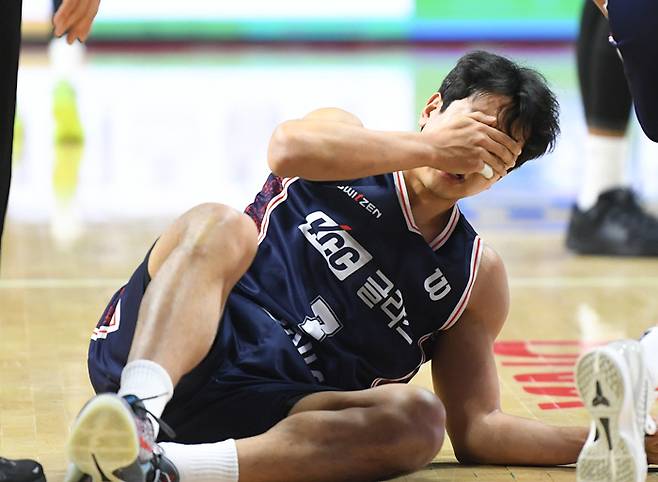 부산 KCC 허훈이 지난 21일 서울 삼성과의 홈경기 도중 코에 통증을 호소하며 드러누웠다. KBL 제공