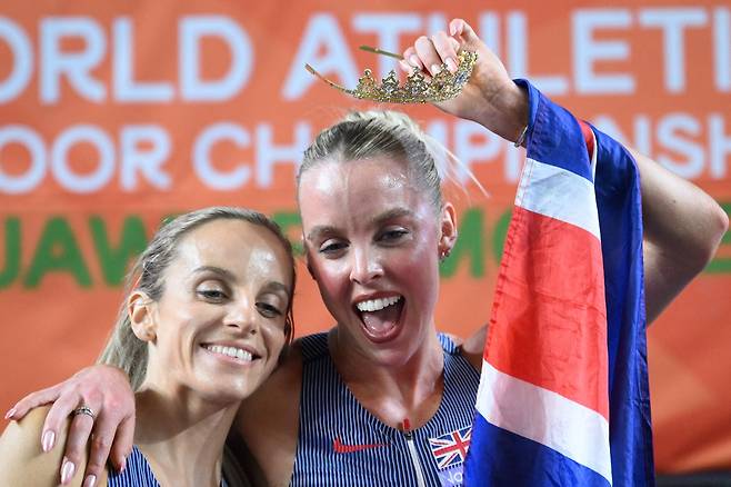 지난 22일 폴란드 토룬에서 열린 2026 세계실내육상선수권대회에서 금메달을 차지한 영국의 조지아 헌터 벨(왼쪽·여자 1500m)과 킬리 호지킨슨(여자 800m)이 기념 촬영을 하며 기쁨을 나누고 있다. AFP